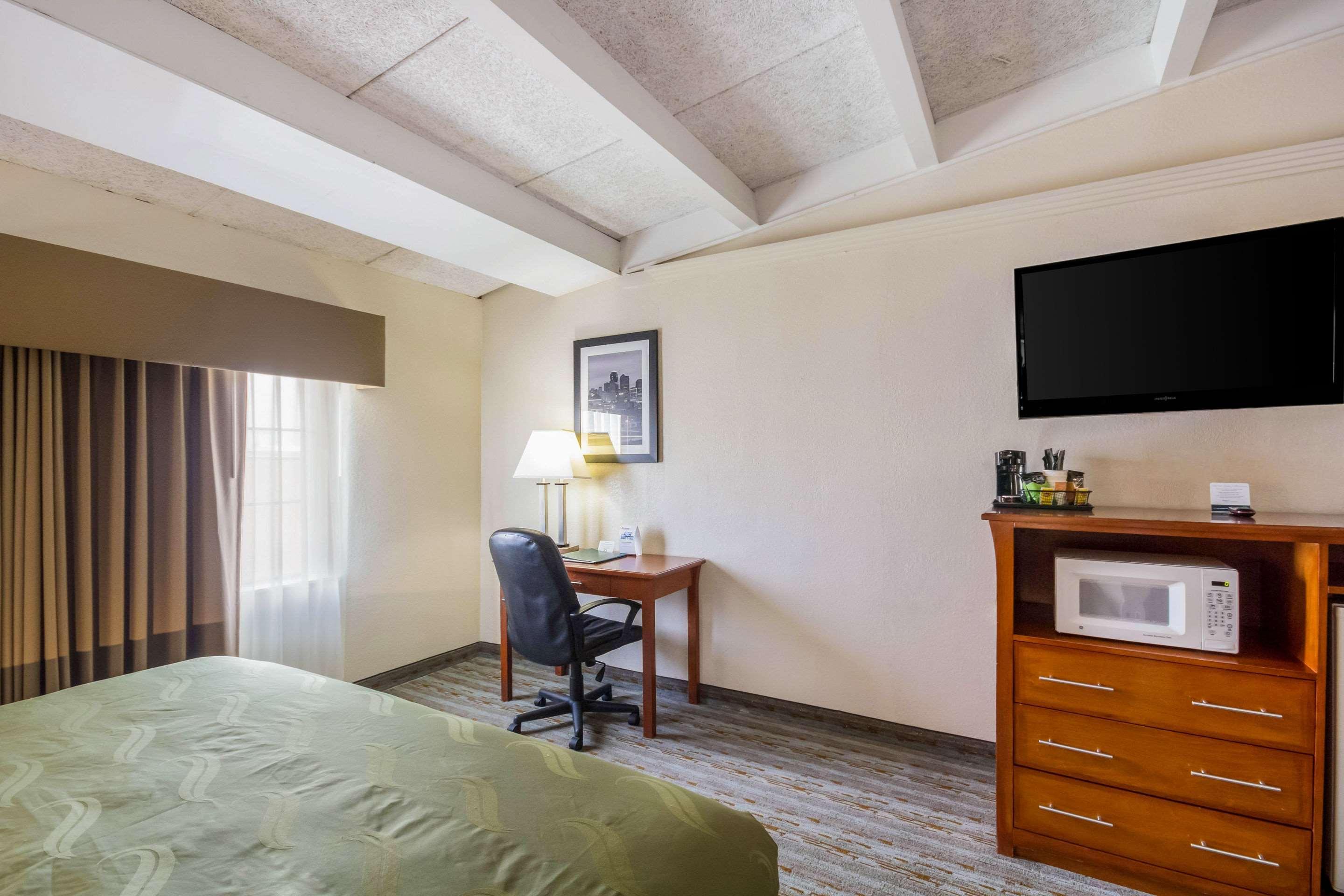 Quality Inn & Suites Kansas City - Independence I-70 East Екстериор снимка