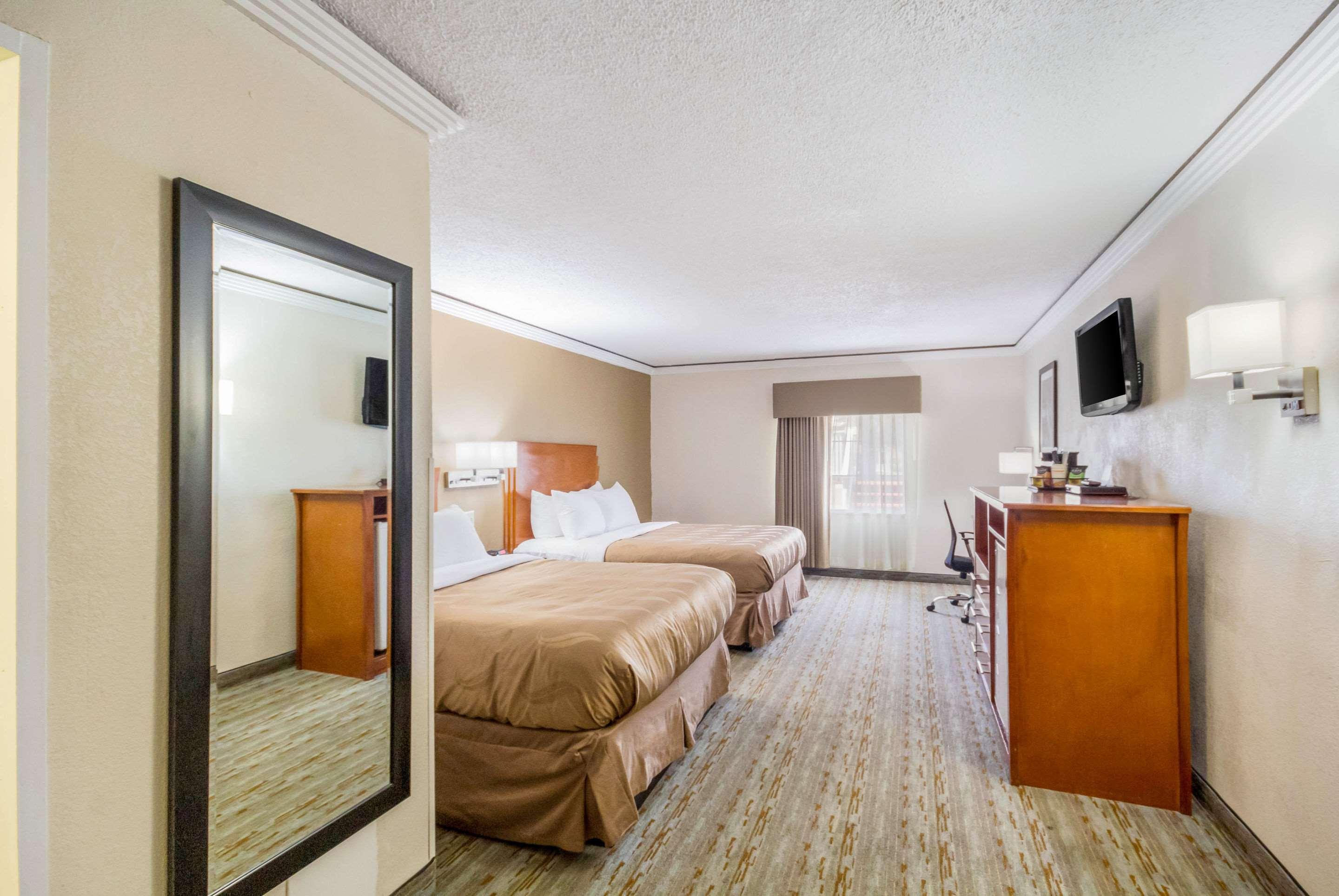 Quality Inn & Suites Kansas City - Independence I-70 East Екстериор снимка