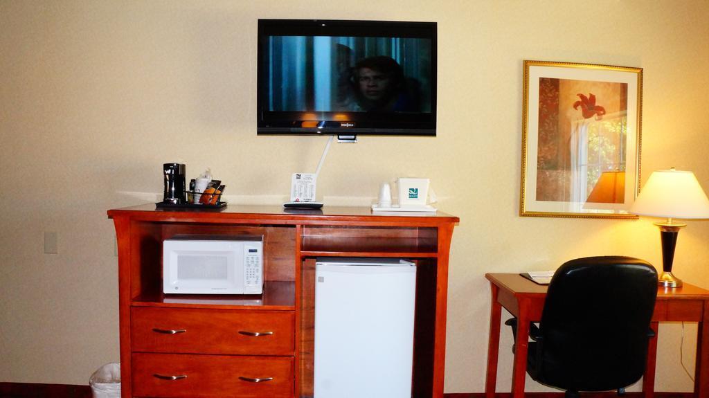 Quality Inn & Suites Kansas City - Independence I-70 East Екстериор снимка