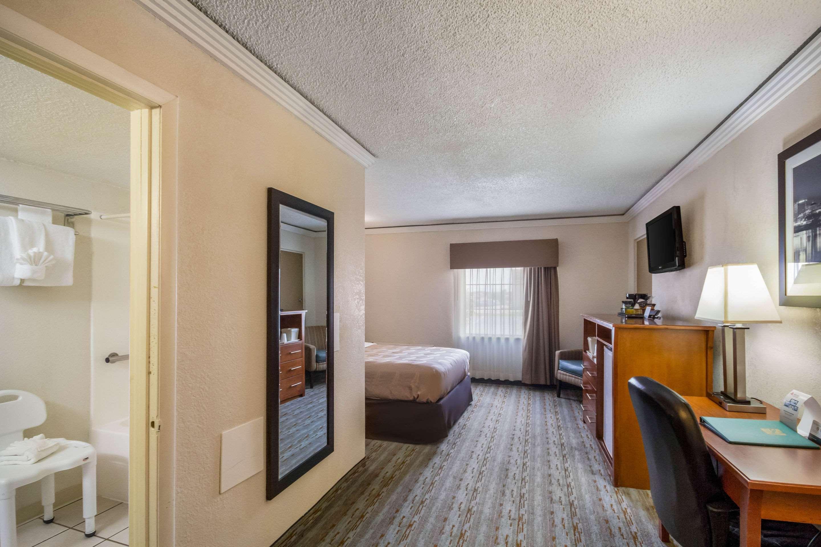 Quality Inn & Suites Kansas City - Independence I-70 East Екстериор снимка