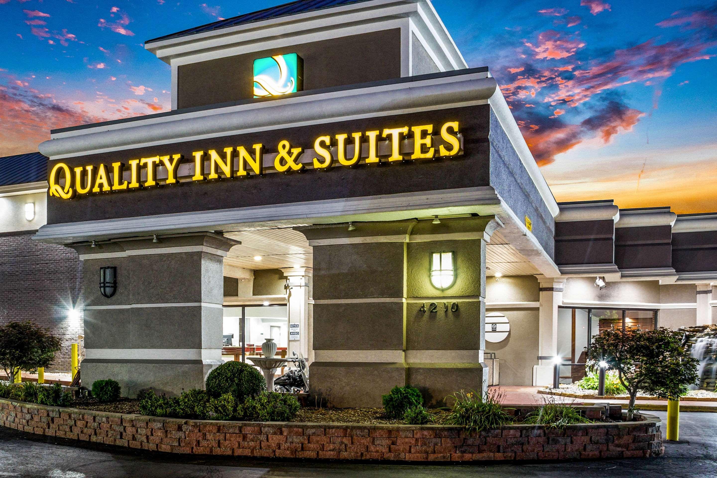 Quality Inn & Suites Kansas City - Independence I-70 East Екстериор снимка