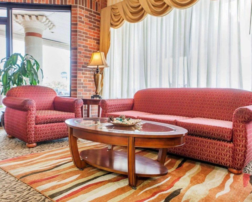 Quality Inn & Suites Kansas City - Independence I-70 East Екстериор снимка