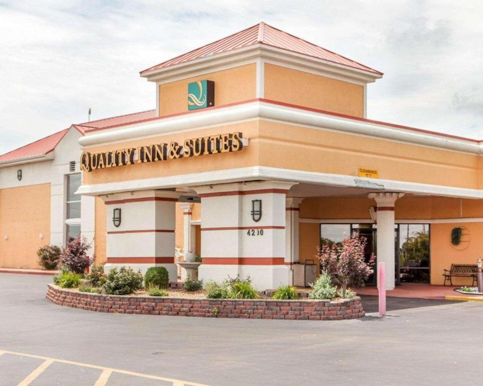 Quality Inn & Suites Kansas City - Independence I-70 East Екстериор снимка