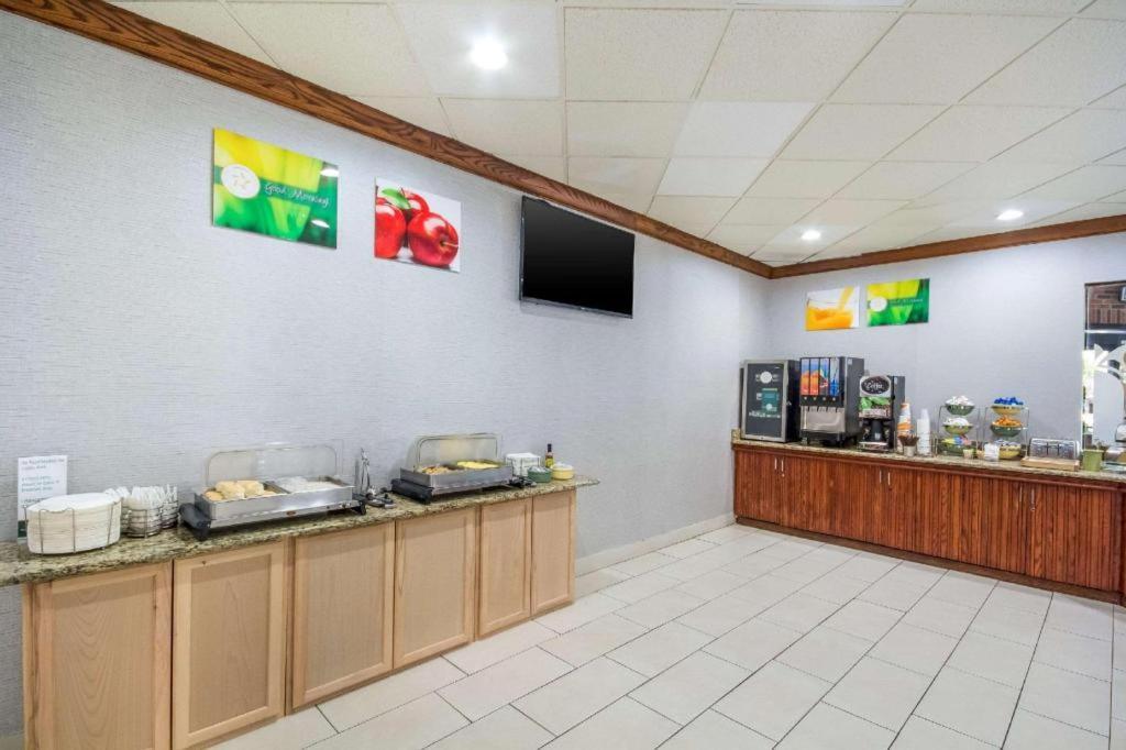 Quality Inn & Suites Kansas City - Independence I-70 East Екстериор снимка
