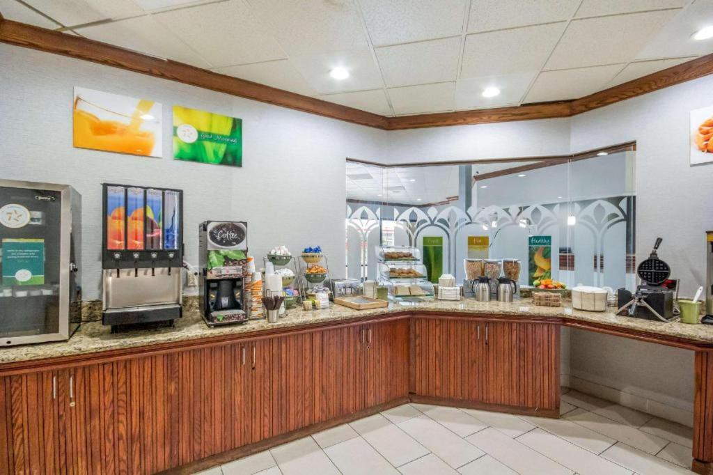 Quality Inn & Suites Kansas City - Independence I-70 East Екстериор снимка